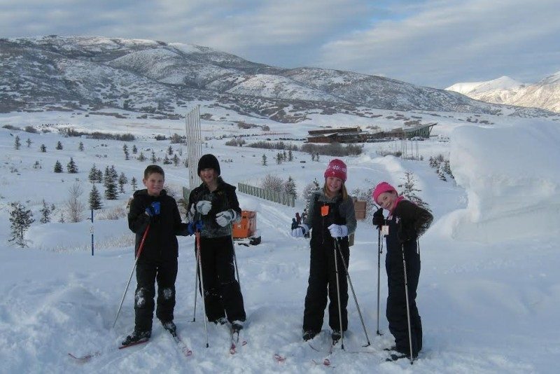 dzieci na nartach w trakcie Ferii