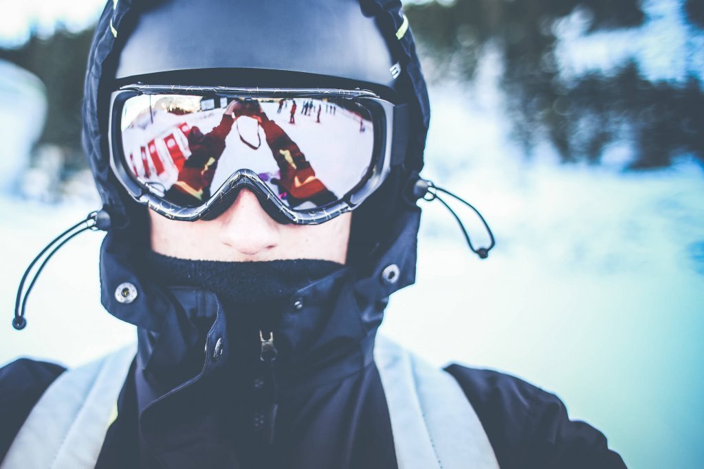Jazda bez kasku na nartach - dlaczego nie warto ryzykować?