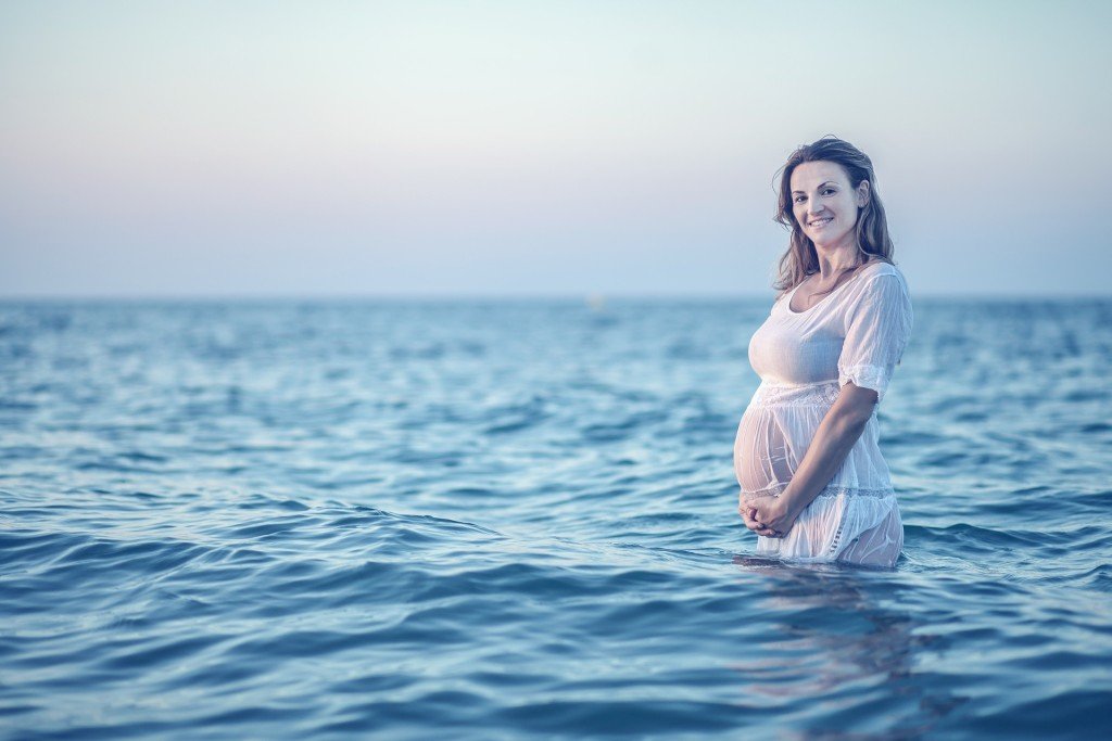 Mama na wakacjach kupuje ubezpieczenie turystyczne dla kobiety w ciąży