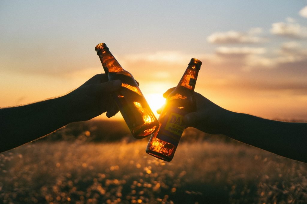 Możesz napić się piwa na wakacjach. Klauzula alkoholowa a ubezpieczenie turystyczne