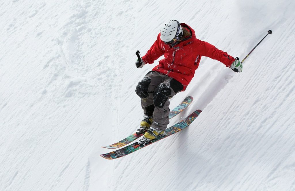 Wypadki na nartach – najczęstsze urazy i najwyższe koszty leczenia [raport]