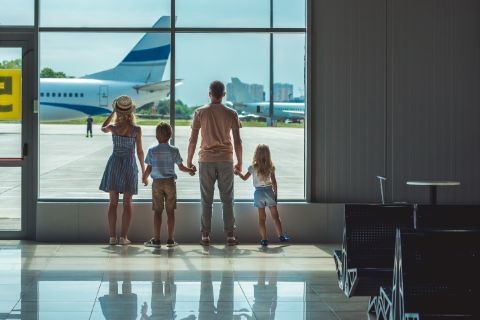 rodzina na lotnisku