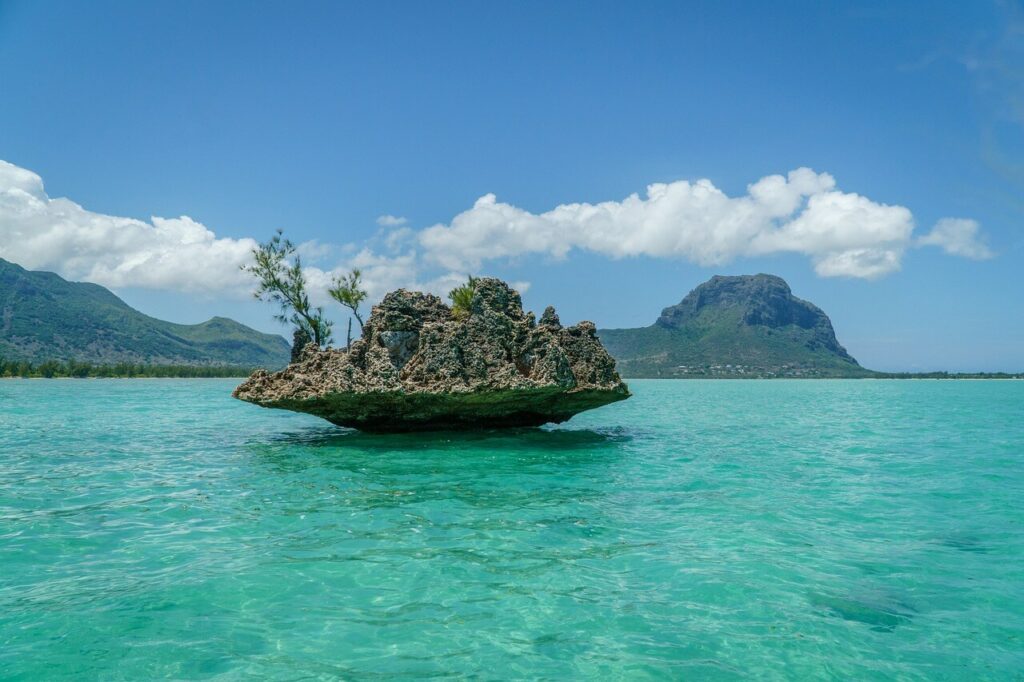 Mauritius - samotna skała na Oceanie