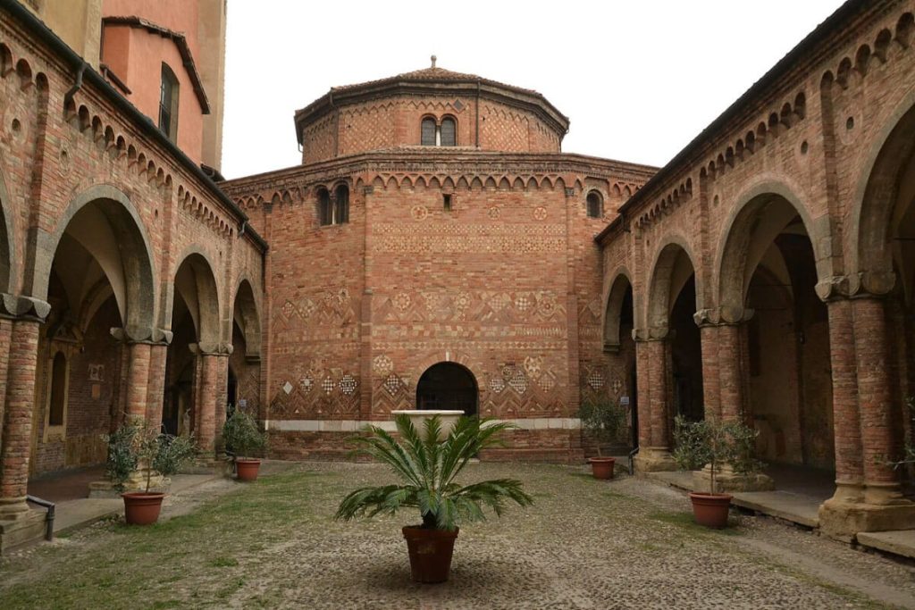 Dziedziniec Piłata - Bazylika Santo Stefano w Bolonii