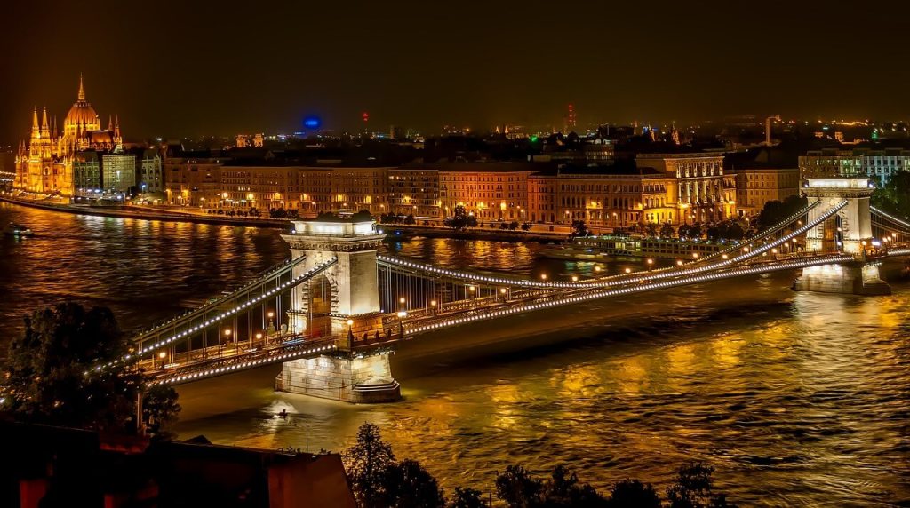 Budapeszt, Węgry - widok na miasto, atrakcje i zabytki.