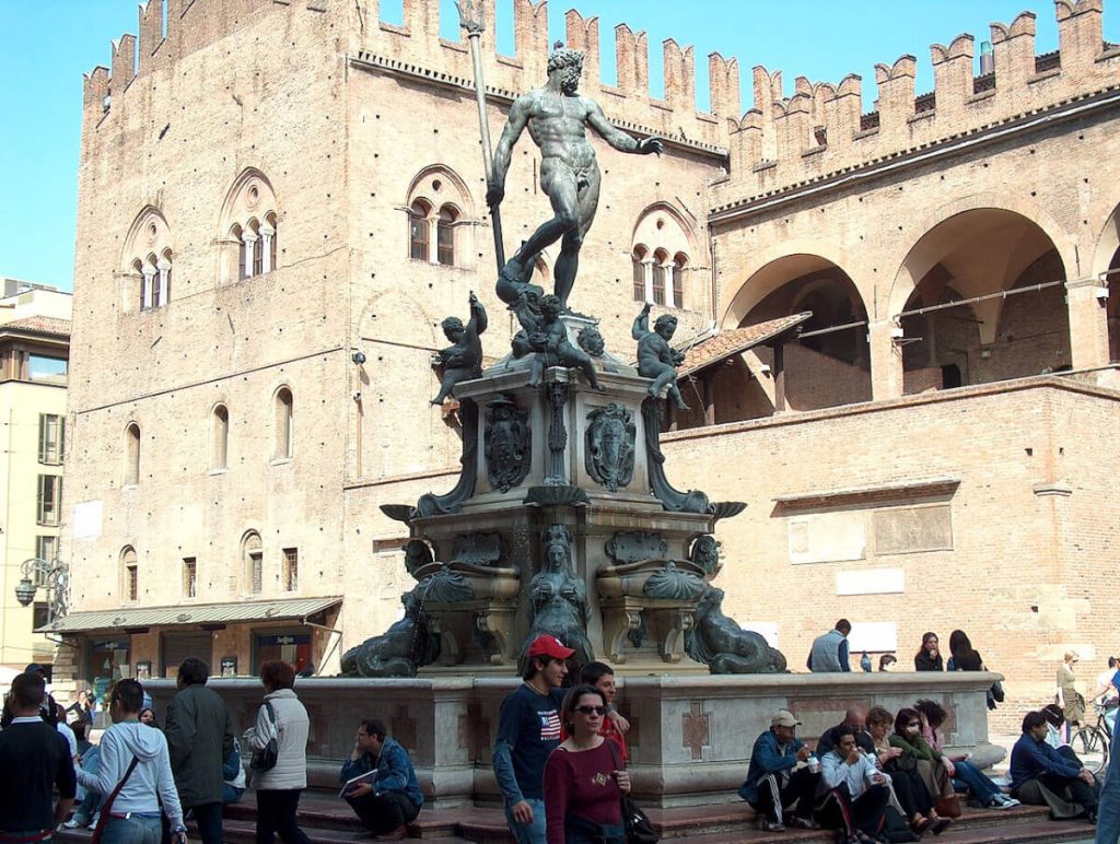 Fontanna Neptuna, zlokalizowana nieopodal Piazza Maggiore