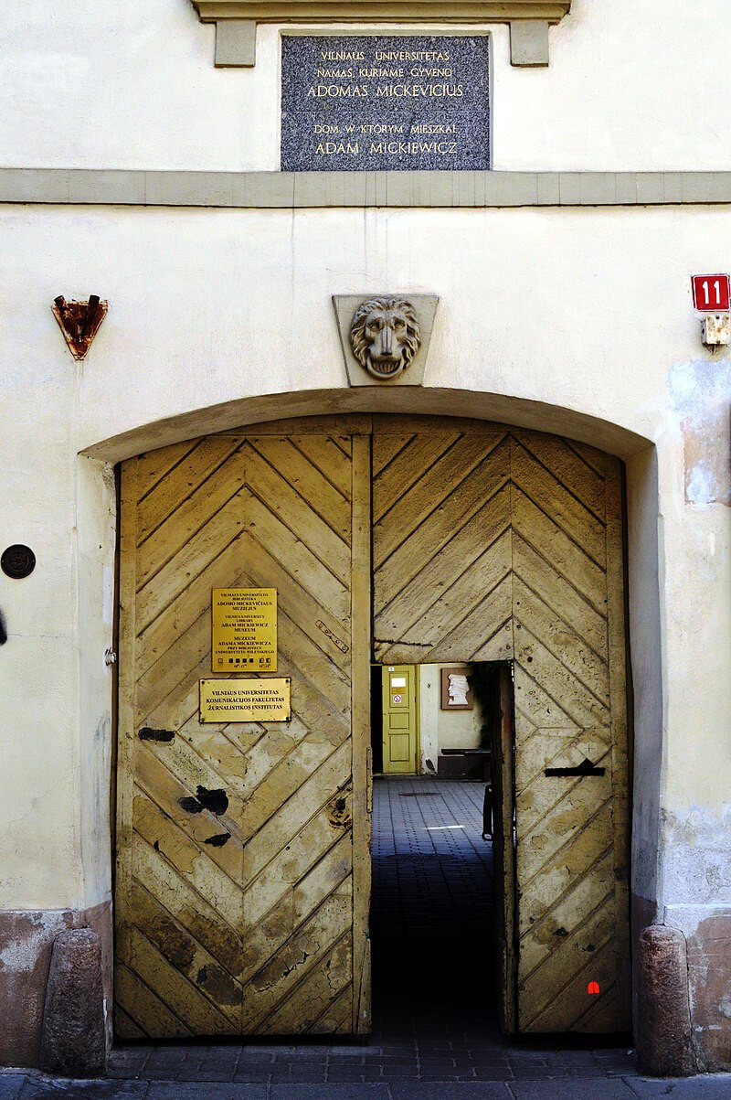 Wejście do muzeum Adama Mickiewicza w Wilnie