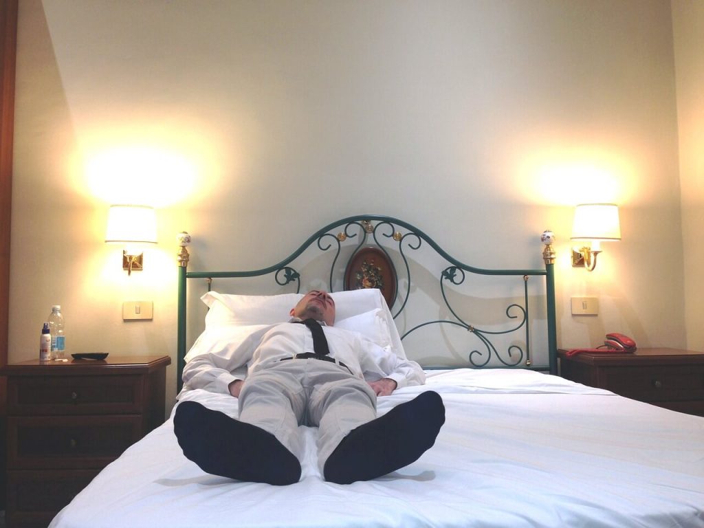 chłopak śpiący w pokoju hotelowym