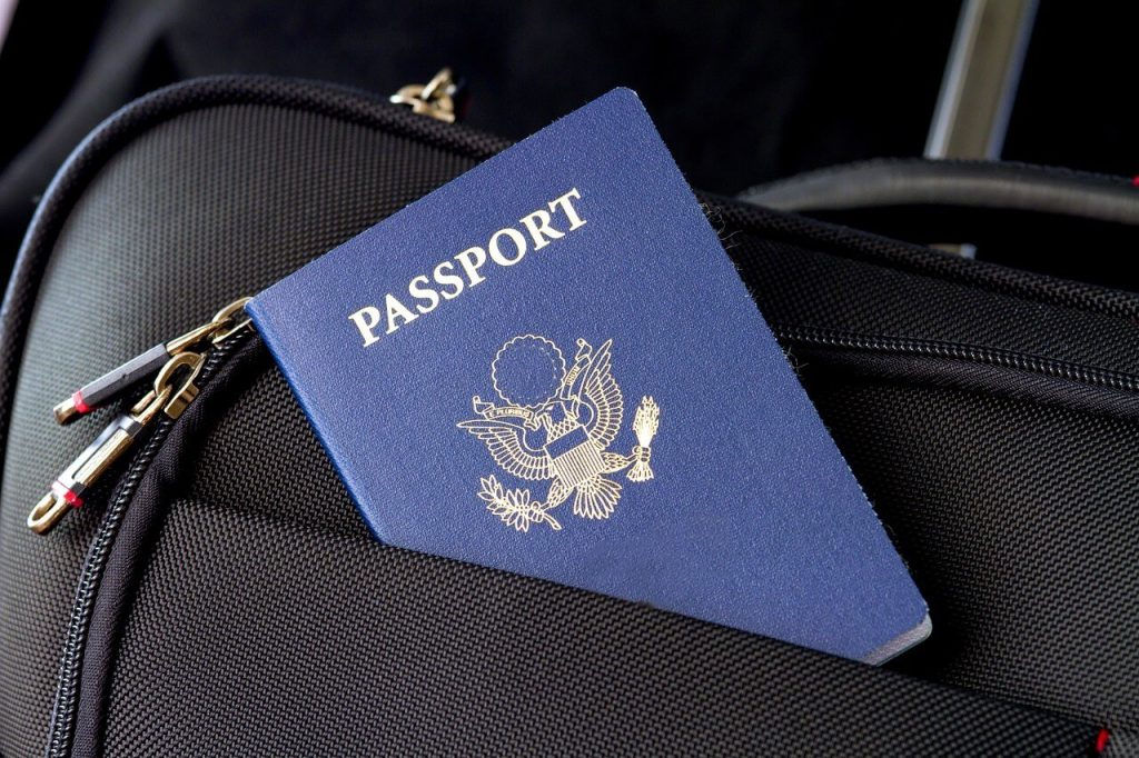paszport na torbie podróżnej