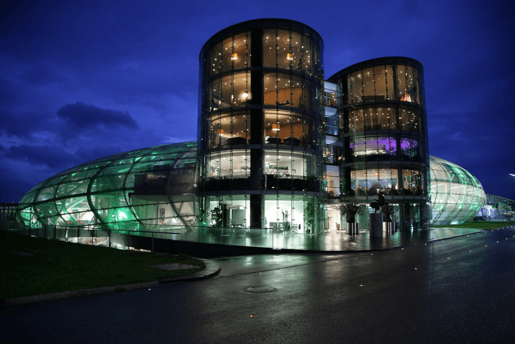 Red Bull Hangar-7 - widok w nocy