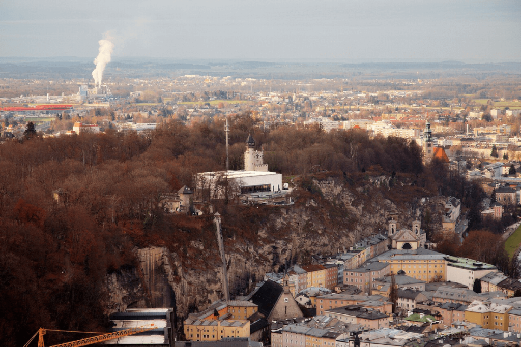 Wzgórze Mönchsberg - panorama na miasto