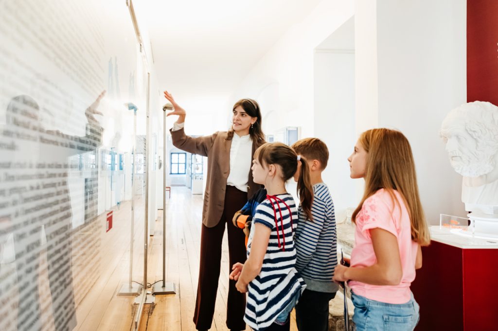 dzieci na wycieczce z opiekunem