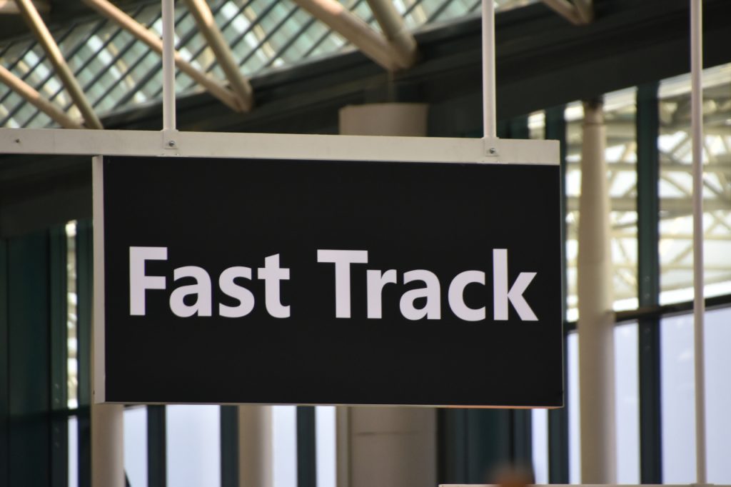 fast track na lotnisku
