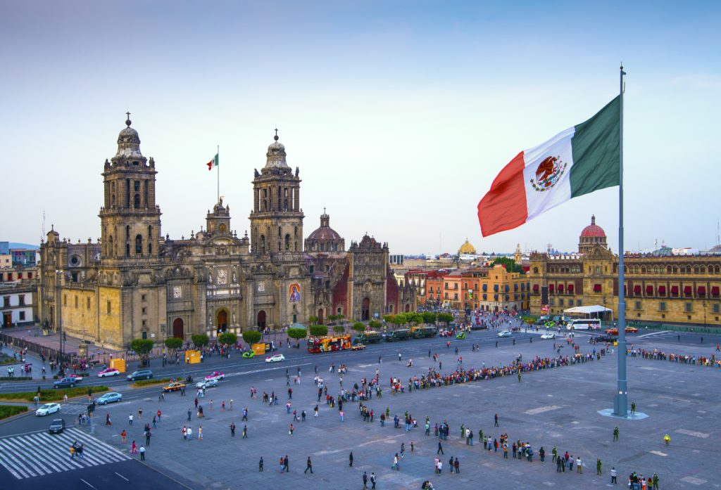 flaga w centrum Mexico city
