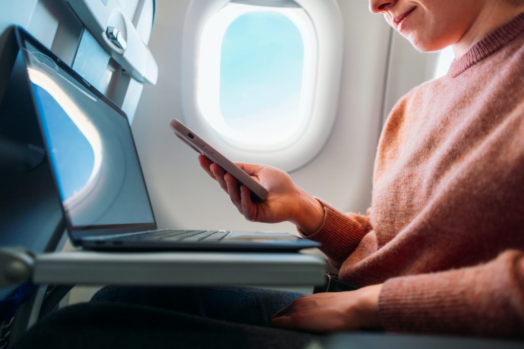 Wi-Fi w samolocie – które linie je oferują i ile kosztuje?